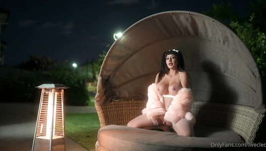 Outdoor Pussy play in FUR in ***4K***