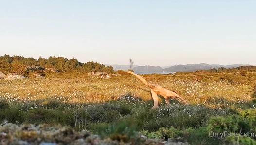 Want to play on a desert island with me? I looove kinky out..