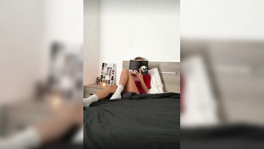 Isabelyvonne - Reading in bed1