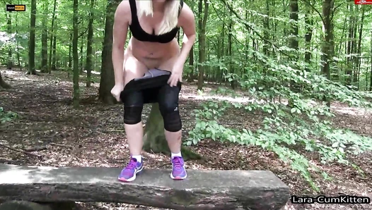 Lara Cumkitten - PEE while jogging - cheeky PISS on the bench with Lara-CumKitten