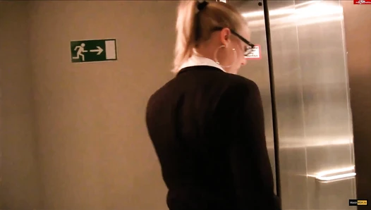 GEIL - office bitch boldly pisses in the elevator! with Lara CumKitten