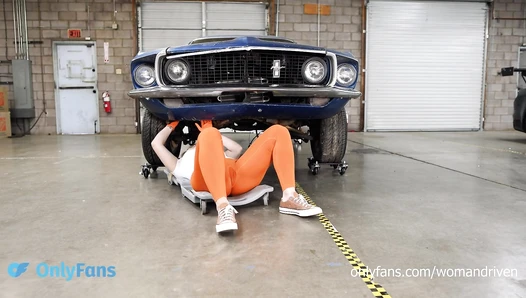 Woman Driven - Girl with Wet Camel Toe looks under a Car [6682fb5694eaf]