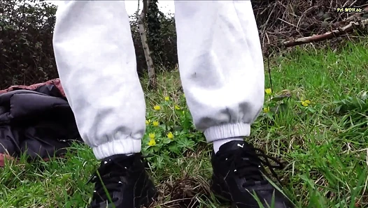 Emmi Hill - Outdoor Piss vergnügen mit Emmi