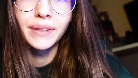 Emmi Hill - Ich wichse bis der Saft einfach an meinen Schamlippen runtertropft!!
