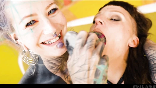 Wildwuxx & Anuskatzz-Fisting & Toys