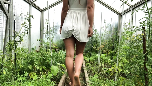 Linda Lanuu - Linda Peeing a lot in shared Garden - FansRIP