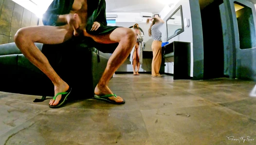 GentlyPerv - SBORRA IN UNO SPOGLIATOIO MISTO mostro il cazzo a due troie della piscina e una mi fa sborrare