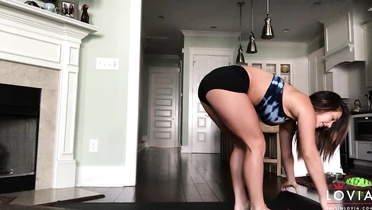 Eva Lovia - Yoga A6XH enBmLDOF