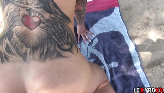 Lexy Roxx - Heimlich beobachtet und dann lief das Sperma aus dem Fötzchen