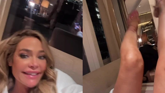 Denise Richards - legs