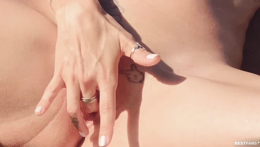 Mia julia - 1920x1080 Nackt am Meer