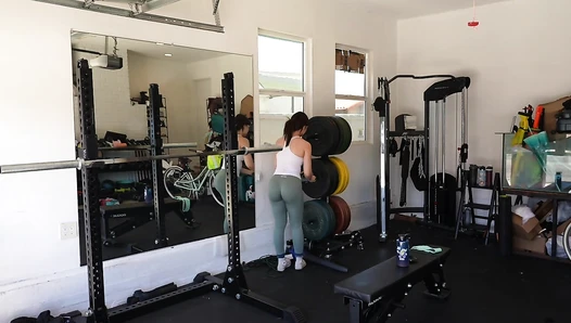 Lea Martinez - Jabba the Pump and Jar Jar lifts take you to the gym (2)