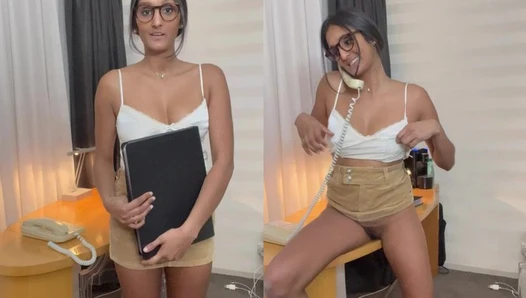 leamonet - Fingert sich auf dem Schreibtisch